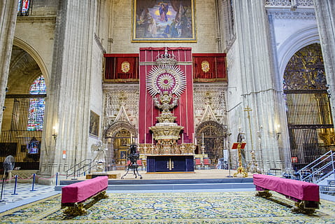 multicolor, decoració de paret, endins, edifici, arquitectura, estructura construïda, creença, espiritualitat, religió, art i artesania, lloc de culte, exterior de l'edifici, escultura, representació, representació humana, estàtua, cap gent, dia, entrada, arc, altar, sòl de rajoles, ornamentat, 5K, CC0, domini públic, lliure de regalies