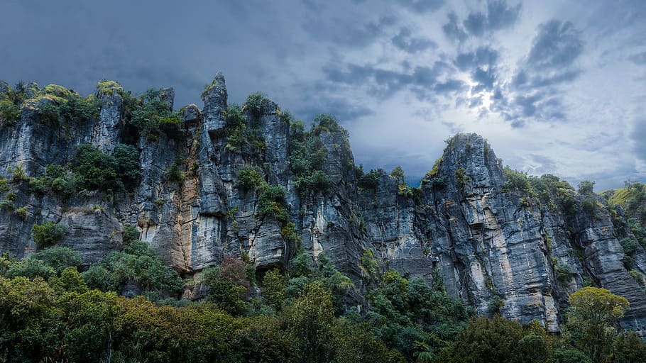 útes, nebe, noc, blufovat, útesu, strom, rostlina, mrak - nebe, Příroda, Skála, krása v přírodě, přistát, nikdo, pevný, rock - objekt, scenics - příroda, životní prostředí, Skalní formace, krajina, hora, den, les, mimoměstské scény, venku, borovice, jehličnatého stromu, erodoval, borové lesy, formace, 4K