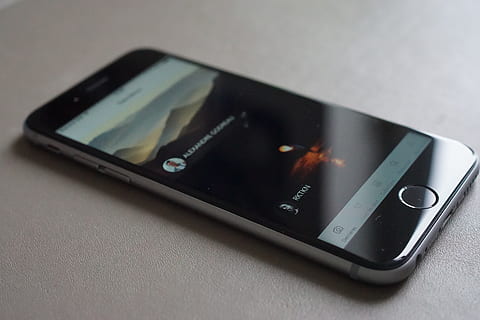 i phone, applicazione, sottomissione, alzatina, schermo, buio, strutturato, tecnologia, fotografie, unsplash, dispositivo, ufficio, smartphone, approvazione, tecnologia wireless, smart phone, comunicazione, connessione, dispositivo di informazione portatile, cellulare, avvicinamento, in casa, telefono, nessuno, girato in studio, numero, natura morta, Internet, usando il telefono, portabilità, tavolo, rete di computer, 5K, CC0, dominio pubblico, privo di copyright