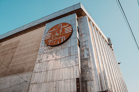 edifici pintat de gris, edifici, tehran, iran, encreuament de zartosht, arquitectura, torre, fàbrica, Torre del Rellotge, ocell, animal, edifici d'oficines, cerveseria, planetari, gris, roba, fusta contraxapada, fusta, hangar, fabricació, estructura construïda, vista d’angle baix, exterior de l'edifici, cel, cap gent, dia, cel clar, naturalesa, ciutat, a l'aire lliure, comunicació, funció de construcció de parets, vell, lloc de culte, destinacions de viatge, el passat, 5K, CC0, domini públic, lliure de regalies