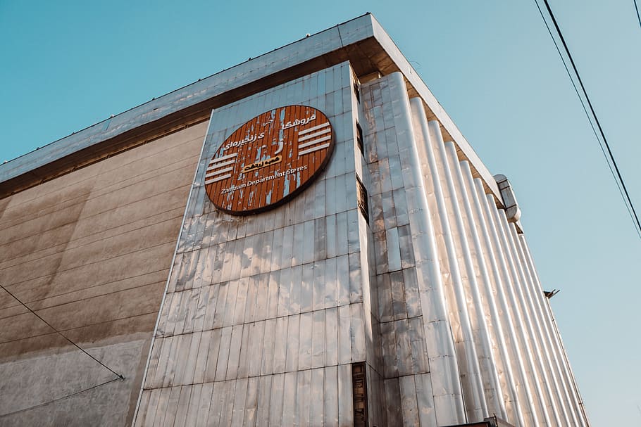 edifici pintat de gris, edifici, tehran, iran, encreuament de zartosht, arquitectura, torre, fàbrica, Torre del Rellotge, ocell, animal, edifici d'oficines, cerveseria, planetari, gris, roba, fusta contraxapada, fusta, hangar, fabricació, estructura construïda, vista d’angle baix, exterior de l'edifici, cel, cap gent, dia, cel clar, naturalesa, ciutat, a l'aire lliure, comunicació, funció de construcció de parets, vell, lloc de culte, destinacions de viatge, el passat, 5K