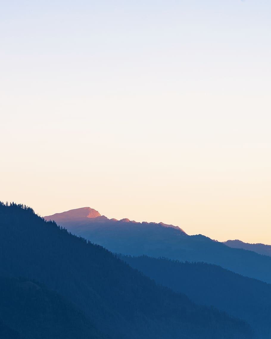 vista sulle colline verdi, all'aperto, natura, montagna, catena montuosa, picco, tramonto, campagna, cielo, colorato, spettro, colori, pendenza, montagne, tonalità, minimo, Alba, collina, architettura, Torre, campanile, la tranquillità, scena tranquilla, bellezza nella natura, scenics - natura, ambiente, nessuno, scena non urbana, paesaggio, cielo sereno, copia spazio, idilliaco, albero, silhouette, a distanza, 4K