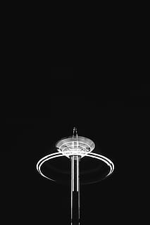 die Architektur, Gebäude, Infrastruktur, Struktur, Einrichtung, Turm, dunkel, Nacht-, einfarbig, Schwarz und weiß, kopieren sie platz, beleuchtet, Flachwinkelansicht, Kunst, Kultur und Unterhaltung, Vergnügungspark, Freizeitpark Achterbahn, keine Leute, Himmel, Lichtanlage, Natur, schwarzer Hintergrund, Studioaufnahme, glühend, klarer Himmel, Langzeitbelichtung, einzelnes Objekt, drinnen, elektrische Lampe, Nachtleben, 4K, CC0, gemeinfrei, lizenzfrei