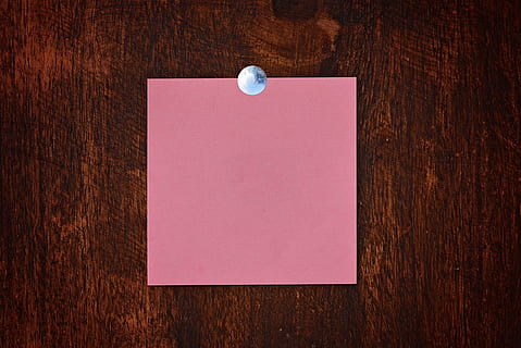 Bemærk, notesblok, papir, side, blank, kopiere plads, træ - materiale, indendørs, tom, ingen mennesker, kontor, meddelelse, thumbtack, forretning, studio skud, bord, dokument, tæt på, træ, note pad, opslagstavle, at gøre listen, besked, trækorn, 5K, CC0, offentligt domæne, royaltyfrie