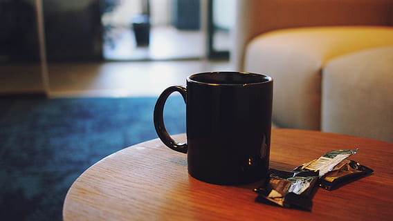 Kaffee, Tasse, Becher, Tabelle, Büro, Geschäft, Getränk, drinnen, Essen und Trinken, Stillleben, keine Leute, Holz - Material, Erfrischung, Nahansicht, Kaffeetasse, Fokus auf den Vordergrund, Wohngebäude, Kaffee trinken, selektiver Fokus, Tag, Technologie, Teetasse, Geschirr, 4K, CC0, gemeinfrei, lizenzfrei