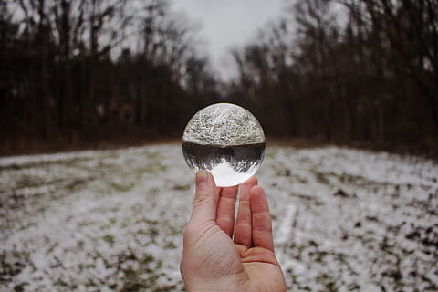 glas globe, natur, human, person, sfære, udendørs, hagl, finger, krystal, is, lys, jord, bold, ødemark, sport, golf, golfbold, flare, sne, Mark, menneskelig hånd, hånd, menneskelig kropsdel, en person, bedrift, træ, fokus på forgrunden, dag, krystalkugle, plante, kropsdel, personlige perspektiv, menneskelig finger, uigenkendelig person, rigtige mennesker, tæt på, 5K, CC0, offentligt domæne, royaltyfrie