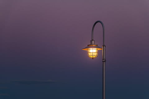 lumière argentée, matériel d'éclairage, illuminé, éclairage public, électricité, rue, personne, La technologie, lumière, lumière électrique, violet, nuit, espace de copie, lampe électrique, ciel, couleur rose, lumière - phénomène naturel, embrasé, crépuscule, faible angle de vue, objet unique, équipement électrique, antique, source de courant, 5K, CC0, domaine public, libre de droits