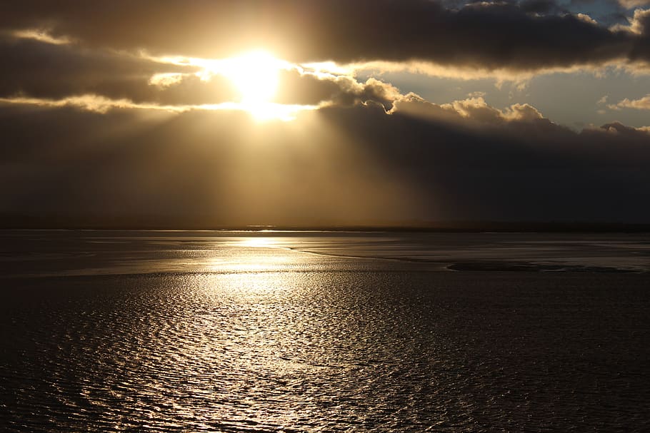 per suma, sol, posta de sol, cel, núvol - cel, llum solar, escenics - natura, aigua, bellesa a la natura, mar, tranquil·litat, escena tranquil·la, naturalesa, reflexió, raig de sol, horitzó, horitzó sobre l’aigua, idíl·lic, cel dramàtic, cap gent, a l'aire lliure, brillant, 5K