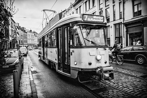Bélgica, Amberes, modo de transporte, transporte, ciudad, exterior del edificio, arquitectura, estructura construida, vehículo terrestre, calle, Teleférico, vías de tren, transporte público, pista, día, transporte ferroviario, Vehículo de motor, coche, personas incidentales, calle de la ciudad, naturaleza, al aire libre, vagón de ferrocarril, 4K, CC0, dominio público, libre de derechos