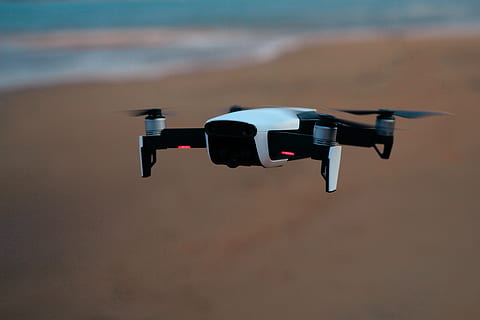 flach, fokus fotografie, Drohne, Kamera, fliegend, Makro, Technologie, Bewegung, Meer, in der Luft, keine Leute, Wasser, Luftfahrzeug, Fokus auf den Vordergrund, Transport, Transportmittel, Natur, unterwegs, Flugzeug, draußen, Tag, Sicherheit, Land, Überwachung, Luft-und Raumfahrtindustrie, Ebene, 4K, CC0, gemeinfrei, lizenzfrei