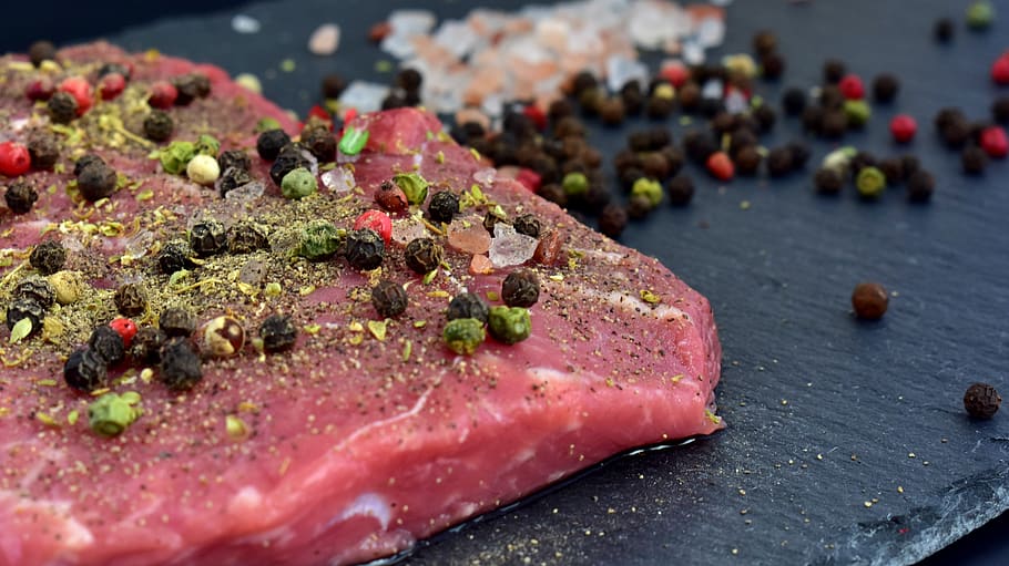 vedella, carn, barbacoa, bistec, dinar, sopar, espècies, sal, pebre, fons fosc, menjar, menjar i beguda, primer pla, frescor, natura morta, llest per menjar, cap gent, enfocament selectiu, carn vermella, taula, centrar-se en primer pla, placa, a l'interior, menjar poc saludable, fruita, indulgència, decorar, temptació, 5K