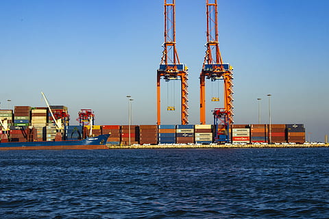 Meer, Container, Export, Ladung, Schiff, Handel, einführen, Versand, Logistik, Hafen, Transport, Wasser, Industrie, logistisch, Kran - Baumaschinen, Maschinen, die Architektur, Güterverkehr, Geschäft, Natur, Himmel, klarer Himmel, Ufergegend, Seebrücke, draußen, Tag, Offshore-Plattform, keine Leute, Baumaschinen, industrielle Ausrüstung, 4K, CC0, gemeinfrei, lizenzfrei