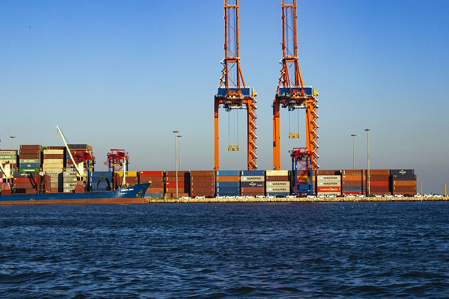 mar, contenidor, exportar, càrrega, vaixell, comerç, importació, Enviament, logística, port, transport, aigua, indústria, grua - maquinària de construcció, maquinària, arquitectura, transport de mercaderies, negocis, naturalesa, cel, cel clar, davant del mar, moll, a l'aire lliure, dia, plataforma offshore, cap gent, equips de construcció, equipament industrial, 4K