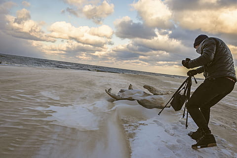 man, zwart, bubbel jack, wandelen, kust, bezit, Camera statief, strand, camera, wolken, landschap, vrije tijd, natuur, buitenshuis, persoon, fotograaf, recreatie, zand, hemel, zonsondergang, reizen, statief, weer, water, een persoon, zee, echte mensen, mannen, land-, schoonheid in de natuur, volledige lengte, levensstijlen, wolk - lucht, vrijetijdsbesteding, scenics - natuur, zijaanzicht, horizon over water, 5K, CC0, publiek domein, royaltyvrij