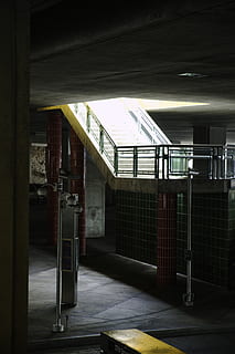 escala buida, arquitectura, a l'interior, estructura construïda, metro, il·luminat, barana, cap gent, transport públic, edifici, escala, transport, absència, sostre, estació del metro, buit, equips d’il·luminació, columna arquitectònica, aparcament, entrada, garatge, 4K, CC0, domini públic, lliure de regalies