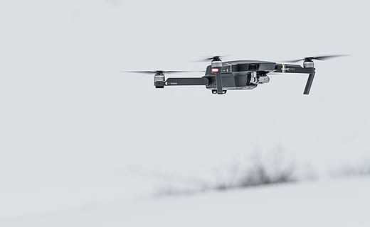 melnā drone, kameru, drone, elektronika, lidot, lidošana, dzenskrūves, tehnoloģijas, transportēšana, transporta veids, gaisa transportlīdzekli, vidus gaisā, kustību, kustībā, raksturs, lidmašīnā, helikopters, sniegs, debesis, ziemā, zems leņķa skats, nav cilvēku, dzenskrūve, dienā, kopēt vietu, kosmosa rūpniecība, 5K, CC0, publiskais domēns, bez atlīdzības