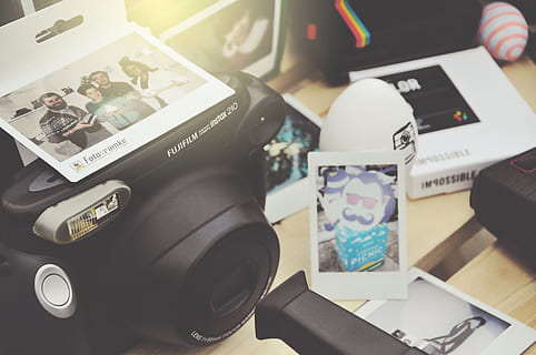 électronique, caméra, Vêtements, casque, appareil photo numérique, la personne, Humain, instax, Fujifilm, lentille, Pâques, polaroïd, Mémoire, ancien, insta photographie, rustique, photo, écran, afficher, La technologie, fermer, personne, à l'intérieur, lien, culture artistique et divertissement, thèmes de la photographie, la communication, vue grand angle, table, nature morte, Technologie sans fil, contrôle, appareil photo - équipement photographique, équipement, la musique, style rétro, ordinateur, 4K, CC0, domaine public, libre de droits