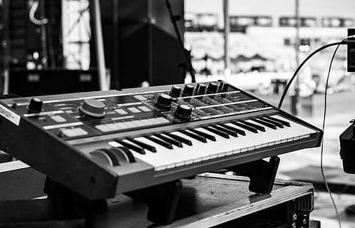 sort og hvid, tastatur, musik, drejeknapper, scene, musik gear, fokus på forgrunden, musikinstrument, musikalsk udstyr, kunstkultur og underholdning, ingen mennesker, klaver, dag, tæt på, indendørs, bord, fravær, i en række, husholdningsudstyr, træ - materiale, teknologi, apparat, gammel, selektiv fokusering, klaver nøgle, 2K, CC0, offentligt domæne, royaltyfrie