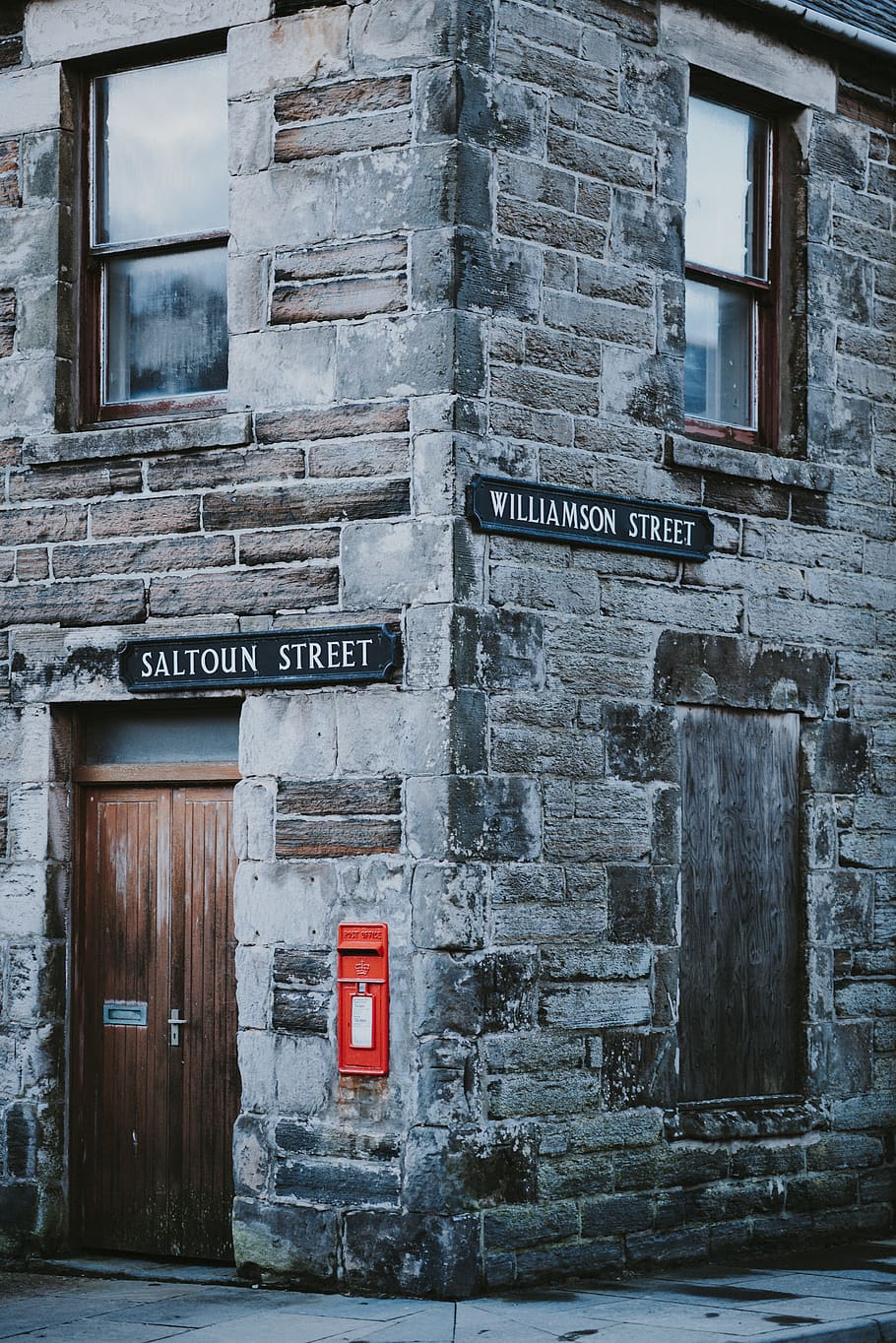 graues Gebäude, Tür, draußen, Wand, Natur, Gehäuse, Gebäude, Landschaft, Haus, Briefkasten, ländlich, Postamt, öffentliches Postfach, Kabine, Pfad, Gehweg, Backstein, Hütte, Kiosk, die Architektur, gebaute Struktur, Kommunikation, Gebäudehülle, Text, westliche Schrift, keine Leute, Tag, Zeichen, Fenster, alt, Wandbau - Funktion, Eingang, Information, Ziegelwand, verwittert, 8K