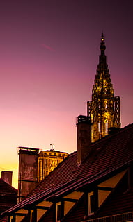 cobertes de maons marrons, arquitectura, torre, fletxa, campanar, edifici, sostre, Estrasburg, skyporn, cathedrale, alsace, França, Torre del Rellotge, edifici d'oficines, metròpolis, urbà, ciutat, cúpula, sostre de teula, Església, estructura construïda, exterior de l'edifici, cel, posta de sol, destinacions de viatge, vista d’angle baix, il·luminat, naturalesa, cap gent, vespre, lloc de culte, religió, creença, nit, a l'aire lliure, rellotge, 2K, CC0, domini públic, lliure de regalies