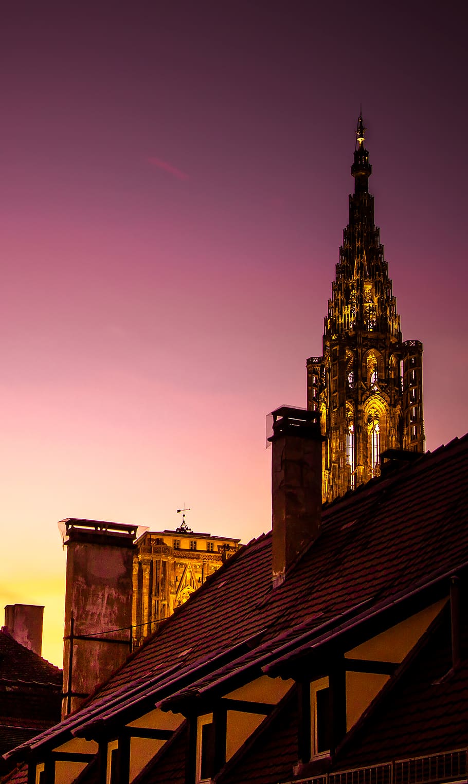 cobertes de maons marrons, arquitectura, torre, fletxa, campanar, edifici, sostre, Estrasburg, skyporn, cathedrale, alsace, França, Torre del Rellotge, edifici d'oficines, metròpolis, urbà, ciutat, cúpula, sostre de teula, Església, estructura construïda, exterior de l'edifici, cel, posta de sol, destinacions de viatge, vista d’angle baix, il·luminat, naturalesa, cap gent, vespre, lloc de culte, religió, creença, nit, a l'aire lliure, rellotge, 2K