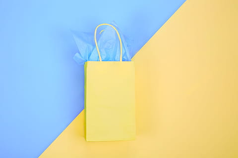 красочный, подарочная сумка фото, текстуры, flatlay, ремесло / поделки, дары, мешок, с Днем рожденья, праздновать, синий, желтый, студийный снимок, копировать пространство, бумага, в помещении, цветной фон, нет людей, нота, простота, напоминание, крупный план, один объект, клейкая заметка, стена - особенность здания, офис, синий фон, два объекта, связь, бумажный пакет, пустой, сообщение, 4K