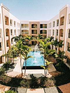 blanc, marró, concret, edifici, piscina, arbre, palmell, a l'aire lliure, estiu, splash, Resort, hotel, balcó, llum solar, ombra, vacances, festa, posta de sol, platja, Font, aigua, oceà, caure, arquitectura, luxe, complex turístic, Palmera, cap gent, modern, exterior de l'edifici, blau, relaxació, casa, destinacions de viatge, viatjar, estructura construïda, barri residencial, Propietari de la vivenda, turisme, clima tropical, apartament, cel, 4K, CC0, domini públic, lliure de regalies