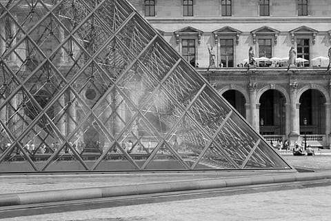 Paris, louvre, sort, hvid, metal, glas, bygget struktur, arkitektur, bygning udvendig, tilfældige mennesker, dag, rejse, historie, rejsemål, fortiden, bygning, turisme, udendørs, vand, by, natur, forbindelse, transportmidler, 4K, CC0, offentligt domæne, royaltyfrie