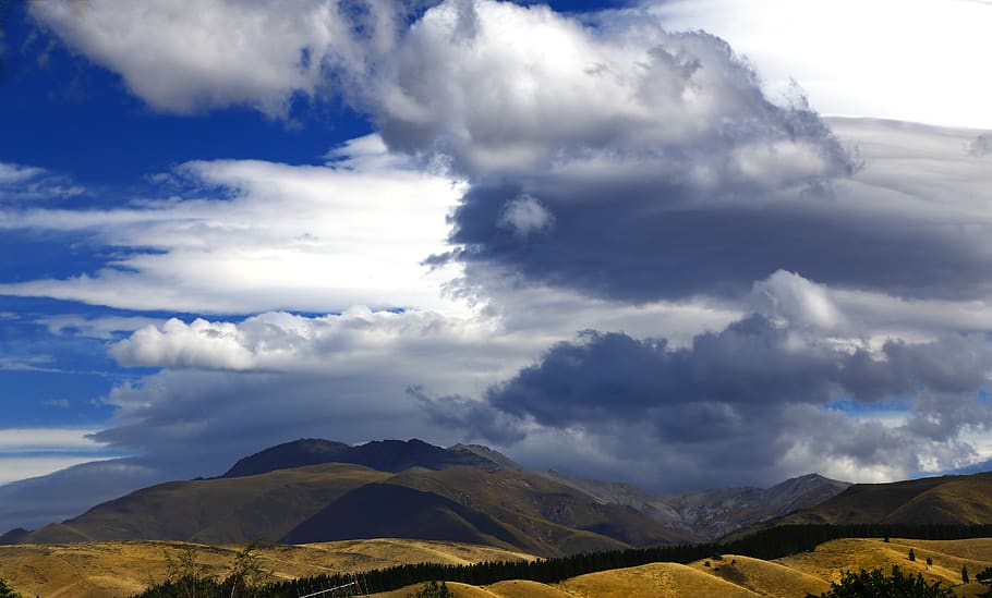 Landschaft, launisch, Berg, Wolkenformen, gelbbraune Hügel, Sturmbrauen, Bäume, wolke - himmel, Himmel, Szenen - Natur, Schönheit in der Natur, ruhige Szene, Ruhe, Nicht-städtische Szene, Gebirge, Umgebung, Natur, keine Leute, idyllisch, Tag, Fernbedienung, draußen, Sonnenlicht, Reiseziele, Land, trockenes Klima, Gipfel, 5K
