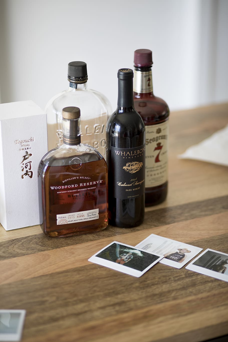whisky, vin, drikke, Foto, polaroid, skrivebord, bord, køkken, bar, herrer, ungkarl, cocktail, flaske, beholder, indendørs, stilleben, meddelelse, tekst, træ - materiale, ingen mennesker, valg, mad og drikke, tæt på, variation, glas - materiale, forfriskning, dag, teknologi, vestlige script, trådløs teknologi, 5K