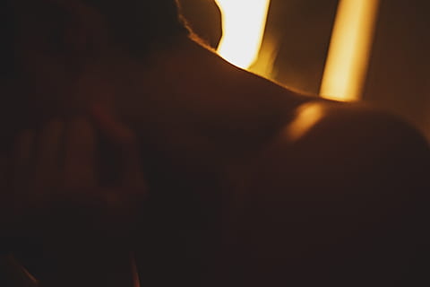 ușoară, care luminează, viguros, întuneric, model, femeie, clavicula, semnal luminos, strălucire, în interior, a închide, o persoana, partea corpului uman, studio shot, parte a corpului, mancare si bautura, umbră, adult, iluminat, spațiu copie, Fundal negru, gustare, alimente, lumina soarelui, natură, lumină - fenomen natural, buzele umane, 5K, CC0, domeniu public, fără drepturi de autor