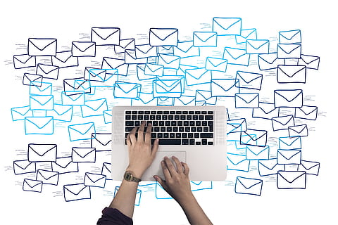 Tastatur, Hände, schreiben, Eingang, Email, mail, Kontakt, Briefe, Glut, Spam, Internet, Kommunikation, Digital, Nachrichten, Computer, Vernetzung, Computerwissenschaften, Information, Post, Transfer, Briefumschlag, Netzwerk, menschliche Hand, Hand, menschliches Körperteil, eine Person, Verbindung, Technologie, echte Menschen, kabellose Technologie, drinnen, Finger, weißer Hintergrund, Erwachsene, menschlicher Finger, Kreativität, Studioaufnahme, Körperteil, persönliche Perspektive, digitaler Verbund, 4K, CC0, gemeinfrei, lizenzfrei