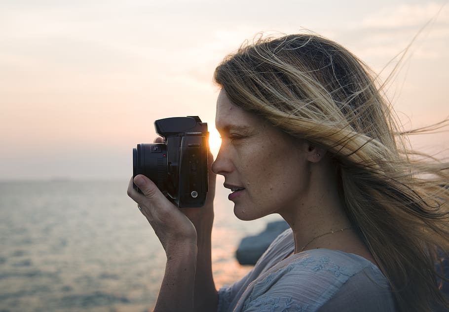 donna, presa, foto, mare, sfocatura, telecamera, avvicinamento, messa a fuoco, ragazza, capelli, natura, oceano, paesaggio marino, vista laterale, sole, scattare foto, acqua, temi fotografici, una persona, colpo alla testa, Fotografare, ritratto, attività di svago, macchina fotografica - attrezzatura fotografica, tecnologia, persone reali, stili di vita, giovane adulto, attività, giovani donne, cielo, capelli lunghi, attrezzatura fotografica, detenzione, acconciatura, all'aperto, Camera digitale, bella donna, 5K