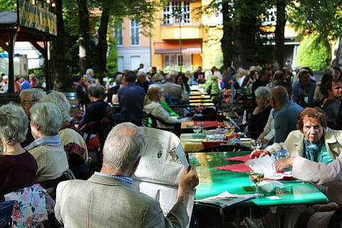 Niemcy, Berlin, stary, eldery, garnitur, ludzie, słoneczny, słońce, park, dzień, czytanie, restauracja, otwarty, zbierać, szczęśliwy, za chwilę, Gazeta, codziennie, tłum, Grupa ludzi, duża grupa ludzi, prawdziwi ludzie, dorosły, mężczyźni, posiedzenie, kobiety, styl życia, stół, architektura, starszy dorosły, spędzania wolnego czasu, Miasto, zbudowana struktura, na dworze, budynek, starsi mężczyźni, 5K, CC0, domena publiczna, darmowe zdjęcia