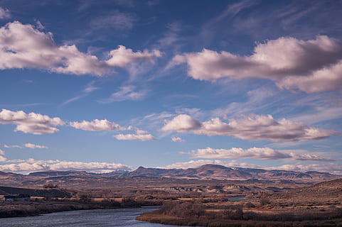 bjergudsigt, hvid, blå, skyer, dagslys, miljø, græs, landskab, bjerge, natur, naturfotografering, naturskøn, himmel, træer, vand, scenics - natur, sky - himmel, skønhed i naturen, bjerg, rolig scene, ro, ikke-urbane scene, bjergkæde, ingen mennesker, idyllisk, dag, fjern, udendørs, rejsemål, rejse, tørt klima, klima, 5K, CC0, offentligt domæne, royaltyfrie