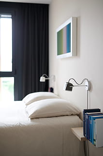 vit överkast, sovrum, rum, inomhus, möbel, säng, studentrum, hylla, ljus, dekoration, sovrum ljus, inredningsdesign, mysigt hem, Hem, hus, interiör, bokhylla, heminredning, vardagsrum, dämpa, inhemska rum, frånvaro, fönster, inget folk, kudde, elektrisk lampa, hemmet showcase interiör, ljusutrustning, inhemska livet, lyx, rikedom, bekväm, propert, mysigt, modern, hotellrum, rena, 4K, CC0, offentligt domän, royaltyfria