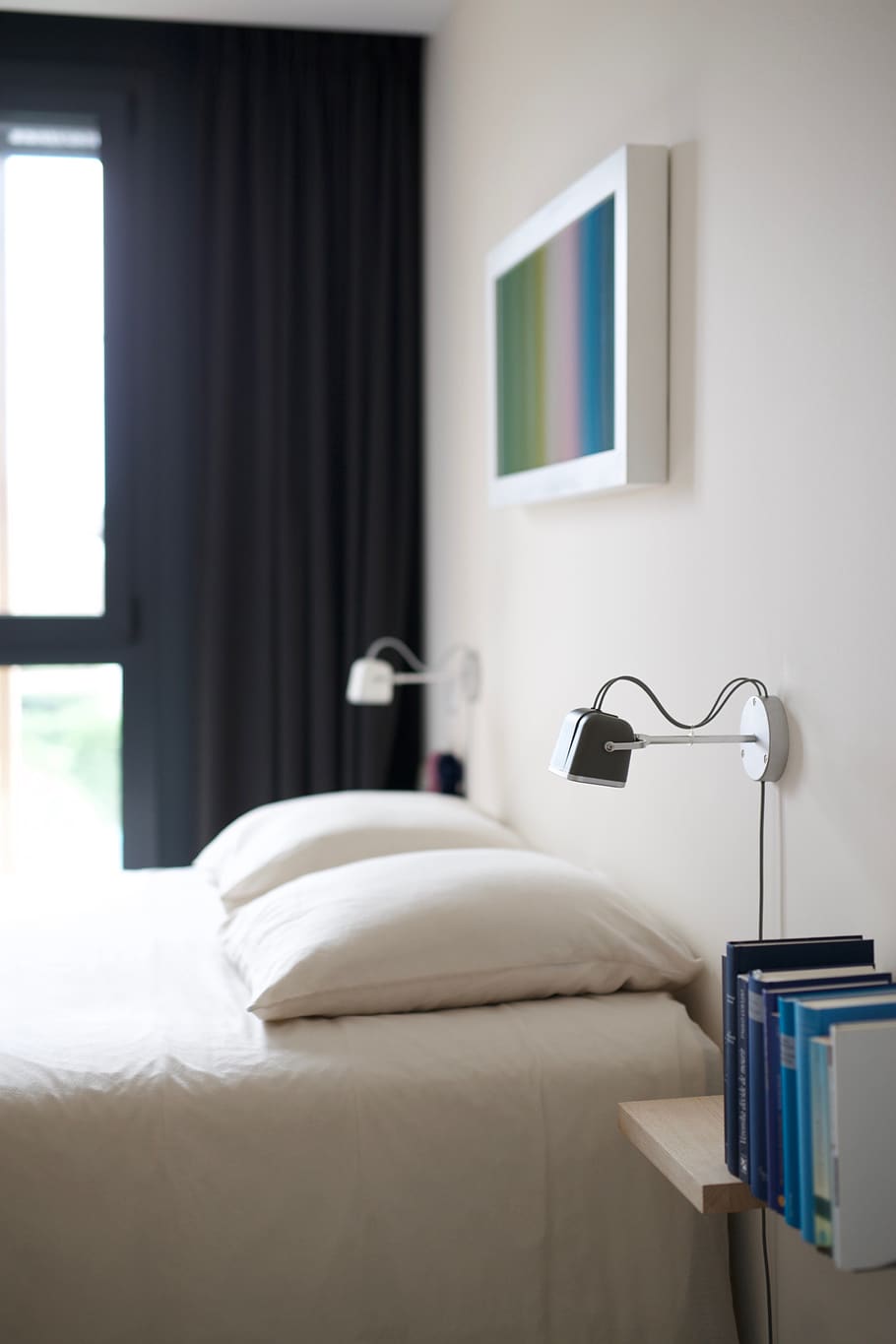 cobrellit blanc, dormitori, habitació, a l'interior, mobles, llit, prestatge, llum, decoració, llum de dormitori, disseny d'interiors, casa acollidora, casa, interior, prestatgeria, decoració de la llar, sala d'estar, coixí, habitació domèstica, interior de casa, absència, finestra, cap gent, llum elèctrica, interior de l'aparador, equips d’il·luminació, la vida domèstica, luxe, riquesa, còmode, net, acollidor, modern, habitació d'hotel, netejar, 4K