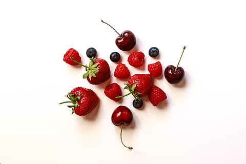 fruita vermella, maduixa, gerds, cirera, vermell, fruita, varietat, nabiu, baia, menjar, menjar i beguda, alimentació saludable, frescor, tir de l'estudi, fons blanc, fruites de baies, benestar, a l'interior, primer pla, cap gent, natura morta, tallar, menjar dolç, vista d’angle alt, tija de la planta, Color blanc, temptació, madur, 5K, CC0, domini públic, lliure de regalies