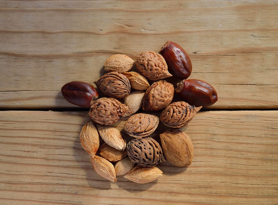 noci marroni, sfondo, Marrone, avvicinamento, buio, frutta, noccioline, semi, legna, di legno, Noce, cibo e bevande, cibo, natura morta, dado - cibo, legno - materiale, tavolo, freschezza, benessere, mangiare sano, nessuno, in casa, grande gruppo di oggetti, mandorla, vista dall'alto, direttamente sopra, 5K