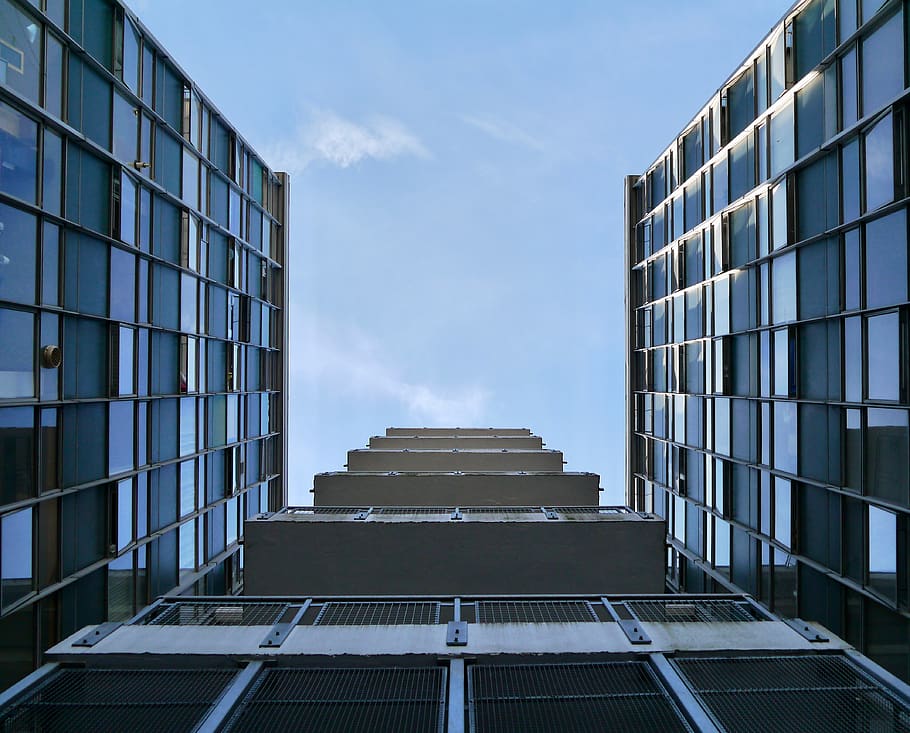 edifici pintat de gris, edifici, habitatge, nou carrer d’Anglaterra, Regne Unit, Brighton, edifici d'apartaments, urbà, ciutat, de gran alçada, blau, barana, edifici d'oficines, centre de la ciutat, arquitectura, centre de Convencions, estructura construïda, exterior de l'edifici, cel, dia, vidre - material, modern, naturalesa, núvol - cel, vista d’angle baix, cap gent, exterior d’edifici d’oficines, oficina, reflexió, a l'aire lliure, patró, alta - alta, gratacels, directament a sota, 4K