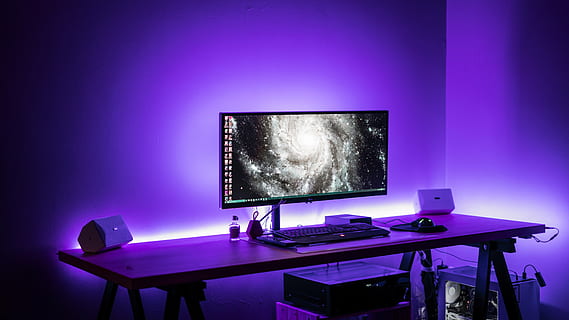 computer, tastiera, Mela, elettronica, moderno, tecnologia, camera, attività commerciale, ufficio, lavoro, scrivania, tavolo, viola, in casa, set televisivo, attrezzatura informatica, schermo del computer, nessuno, schermo del dispositivo, schermo, illuminato, attrezzatura per l'illuminazione, posto a sedere, assenza, girato in studio, futuristico, sedia, figurina, 5K, CC0, dominio pubblico, privo di copyright