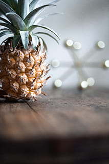 Gelb, Ananas, Tabelle, Lebensmittel, Obst, Pflanze, tropisch, Kiefern, warm, Bauholz, Früchte, köstlich, halten, gesundes Essen, lecker, gesund, Bank, Mini, Sommer-, kleine früchte, selektiver Fokus, Essen und Trinken, keine Leute, Nahansicht, drinnen, Frische, Holz - Material, Stillleben, Dekoration, Tropische Frucht, Weihnachtsdekoration, beleuchtet, Natur, Pflanzenteil, Wohlbefinden, 5K, CC0, gemeinfrei, lizenzfrei