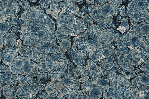 abstrato, pano de fundo, fundo, em branco, azul, livro, tela de pintura, cor, copie o espaço, copyspace, decoração, desenhar, espaço de design, efeito, elemento, esvaziar, interior, material, página, papel, padronizar, modelado, quadro completo, origens, texturizado, ninguém, fechar-se, agua, natureza, pedra - objeto, sólido, telha, ao ar livre, dia, mármore, efeito marmorizado, visão de alto ângulo, Rocha, pavimento, rude, piso frio, fundos abstratos, piscina, pureza, 5K, CC0, domínio público, royalty free