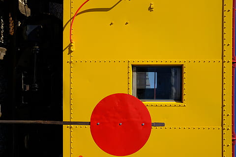 tren, finestra, finestres, pintat, groc, vermell, transport, colors, arquitectura, estructura construïda, exterior de l'edifici, cap gent, funció de construcció de parets, a l'aire lliure, edifici, dia, metall, porta, seguretat, entrada, naturalesa, primer pla, comunicació, protecció, 5K, CC0, domini públic, lliure de regalies