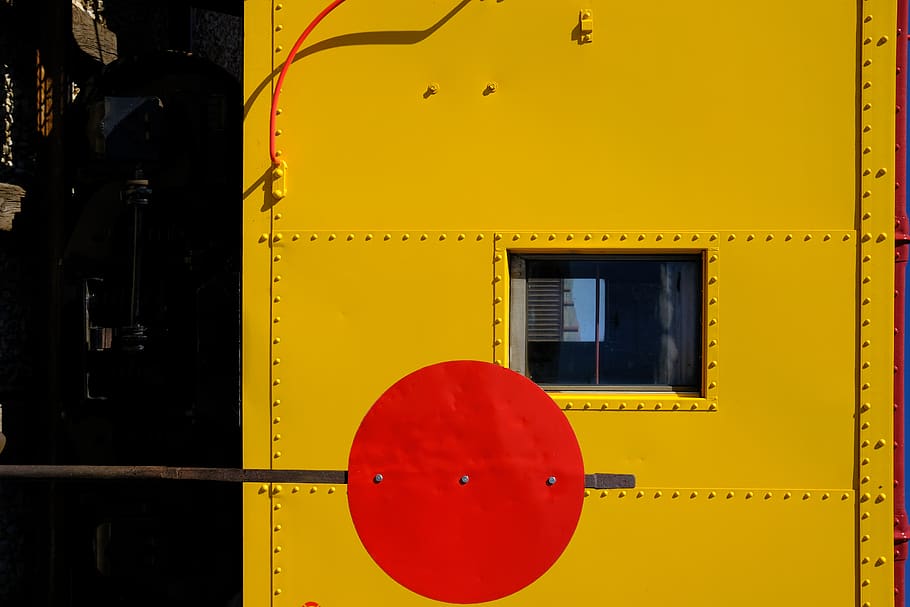 tren, finestra, finestres, pintat, groc, vermell, transport, colors, arquitectura, estructura construïda, exterior de l'edifici, cap gent, funció de construcció de parets, a l'aire lliure, edifici, dia, metall, porta, seguretat, entrada, naturalesa, primer pla, comunicació, protecció, 5K
