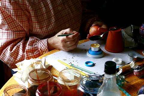 uova, Pasqua, uovo di Pasqua, primavera, colorato, Turku, classico, cristiano, colorazione, pittura all'uovo, pittura, vecchio, mano, nido, tradizionale, cestino, ornamento, decorazione, stagione, Natale, maestro, artista, una persona, contenitore, tavolo, bottiglia, in casa, Sezione centrale, uomini, mano umana, persone reali, detenzione, creatività, arte e artigianato, mestiere, dipingere, vista dall'alto, cibo e bevande, pennello, parte del corpo umano, bicchiere, 2K, CC0, dominio pubblico, privo di copyright