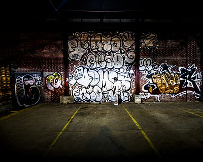 graffiti væg visning, kunst, vægmaleri, maleri, graffiti, cykel, køretøj, transportmidler, hjul, maskine, væg, scene, bil, automobil, parkeringsplads, parkering, asfalt, motorcykel, moderne kunst, Kunst og håndværk, kreativitet, bygget struktur, arkitektur, murbygningsfunktion, gadekunst, ingen mennesker, repræsentation, bygning, håndværk, bygning udvendig, menneskelig repræsentation, dag, udendørs, multi farvet, vindue, arkitektoniske kolonne, 4K, CC0, offentligt domæne, royaltyfrie
