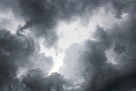 badai, gelap, langit, awan, biru, berawan, surga, awan - langit, keindahan di alam, scenics - alam, tampilan sudut rendah, cloudscape, tidak ada orang, langit yang dramatis, alam, latar belakang, mendung, hari, ketenangan, di luar rumah, awan badai, adegan non-urban, warna putih, sinar matahari, yg beralamat buruk, iklim, meteorologi, 2K, CC0, domain publik, bebas royalti