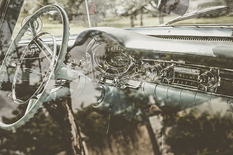 grå bil, lys, maskine, hjul, forlygte, cykel, transportmidler, køretøj, symbol, logo, varemærke, automobil, bil, hot rod, spejl, talte, bil spejl, fugl, høg, musvåge, land køretøj, ingen mennesker, tæt på, transportform, selektiv fokusering, dag, metal, stationær, fokus på forgrunden, udendørs, skinnende, natur, glas - materiale, plante, stilleben, afspejling, håndtere, sølvfarvet, stål, 2K, CC0, offentligt domæne, royaltyfrie