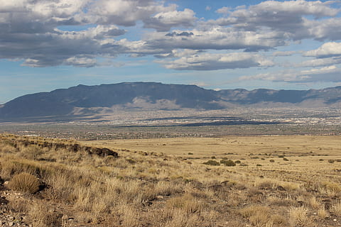 Soleil, des nuages, désert, Albuquerque, ciel bleu, scène tranquille, paysages - nature, ciel, nuage - ciel, paysage, beauté dans la nature, environnement, tranquillité, scène non urbaine, la nature, Montagne, personne, journée, terre, plante, éloigné, herbe, idyllique, en plein air, chaîne de montagnes, climat aride, climat, semi-aride, 5K, CC0, domaine public, libre de droits